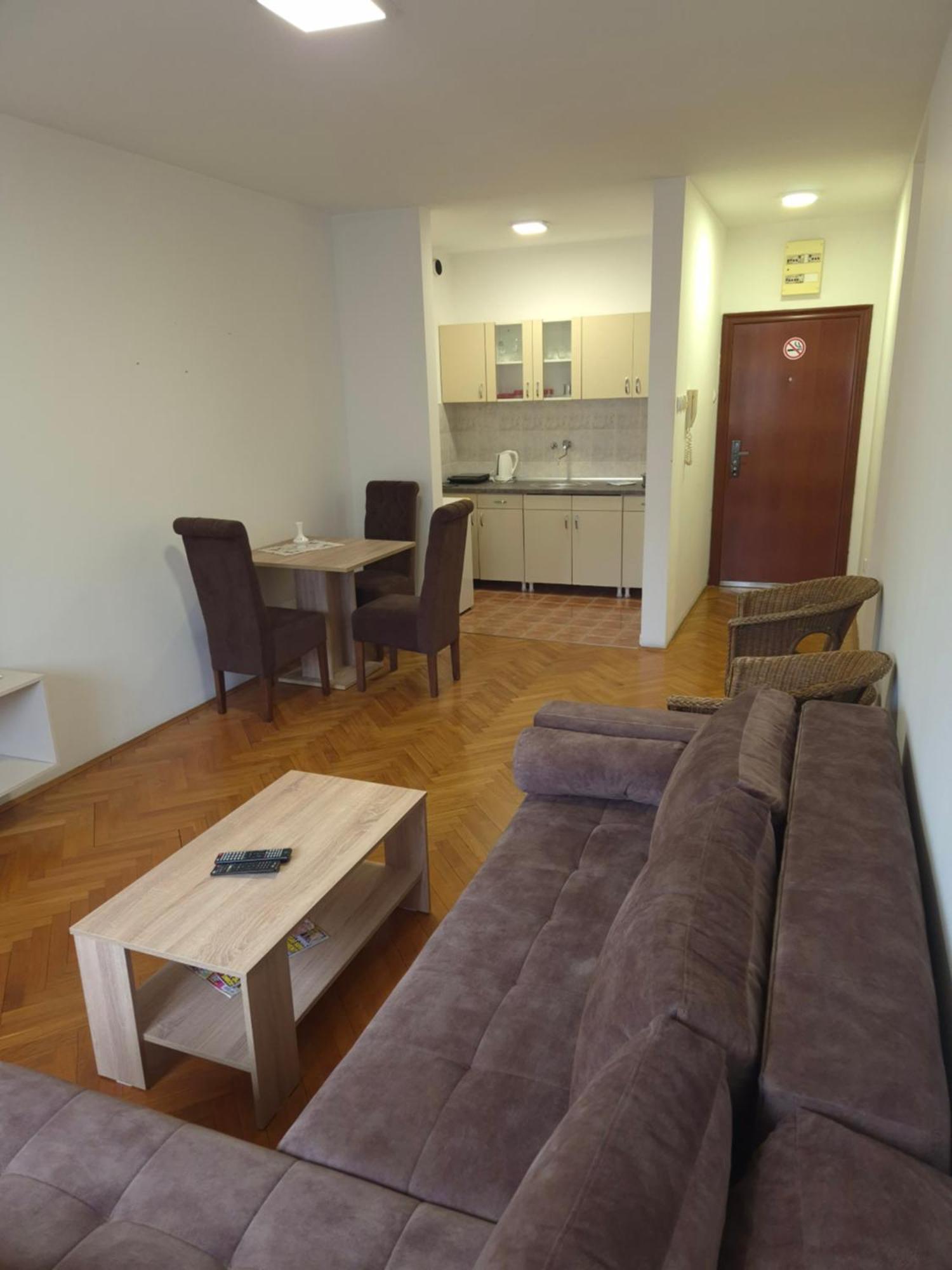 Apartmani Jasmin Нови-Сад Экстерьер фото